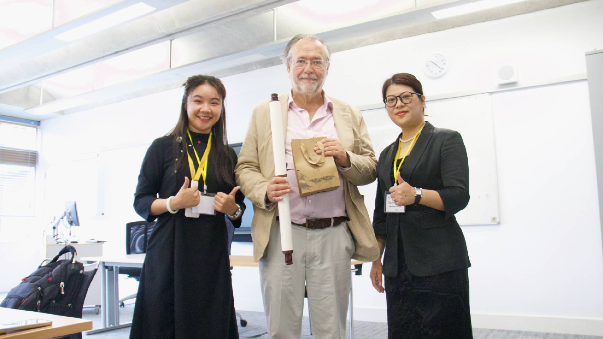 iHatoo Presents Calligraphy to thUniversity of Cambridge